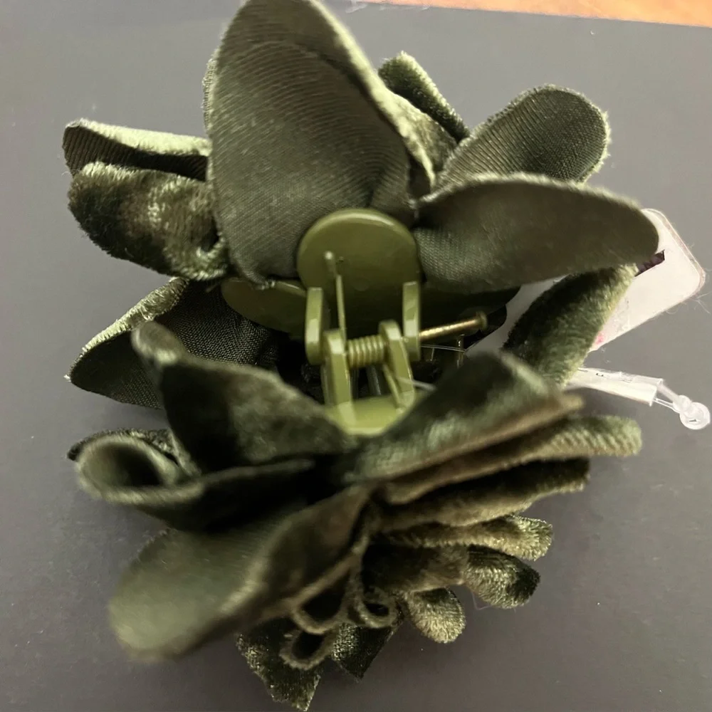 NWT Anthropologie Green Velvet Rosette Hair Claw Clip